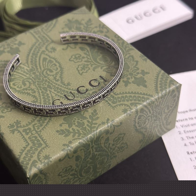 G*u*i bracelets